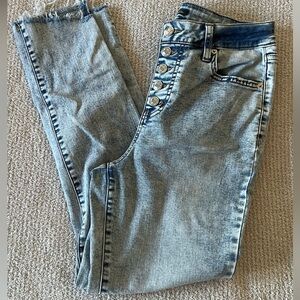 ❗️💲CLOSEOUT SALE: $5 💲❗️- Wild Fable High Rise Denim Jeans with Button Accents